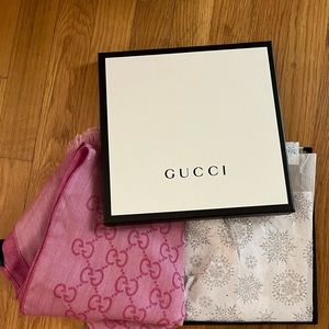 Gucci Scarf - beautiful authentic Gucci scarf